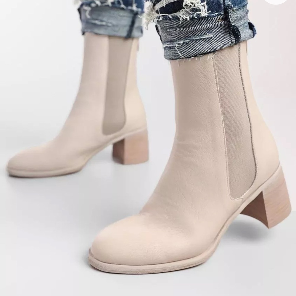 Cora Tall Ankle Boot
OASIS SOCIETY Size 6